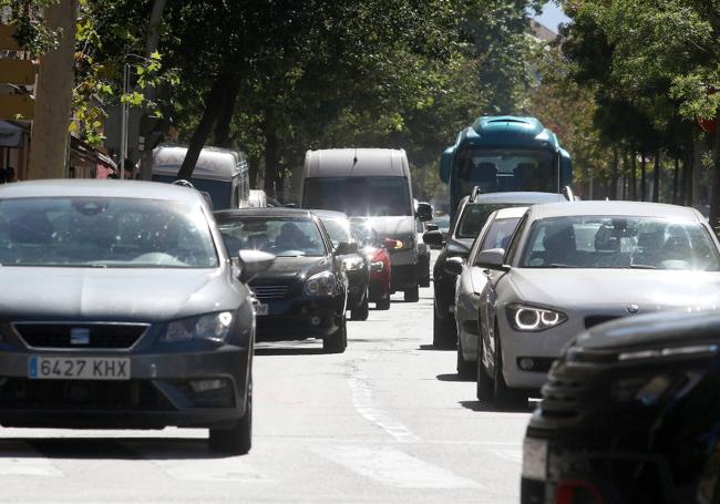 Multitud de vehículos circulan por una de las vías principales de Segovia.