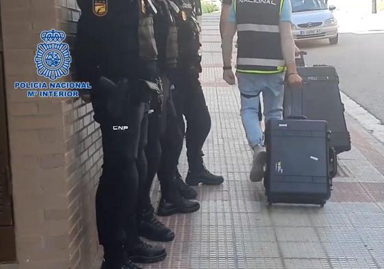 Imagen de la operación policial que se saldó con la detención de un presunto yihadista en Briviesca.