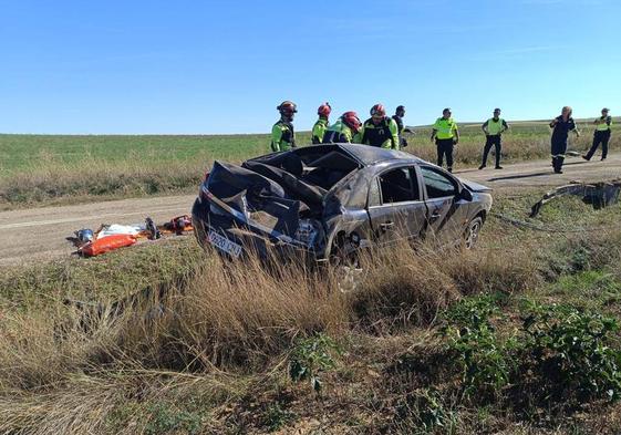 Guardia Civil y bomberos inspeccionan el coche siniestrado.