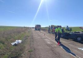 Guardia Civil, bomberos y equipos médicos trabajan en el lugar del accidente.