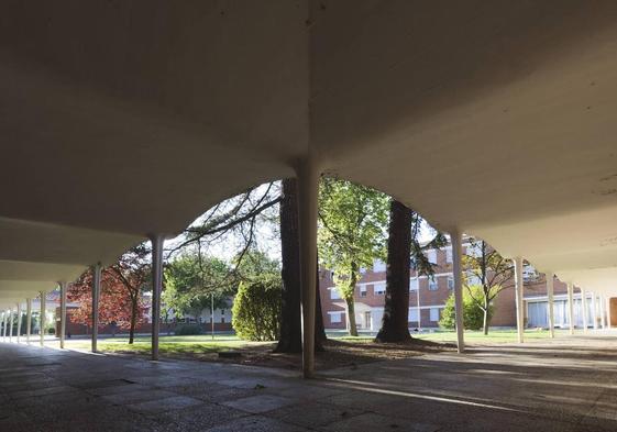 Claustro del colegio de los Dominicos, de Miguel Fisac, en Valladolid.