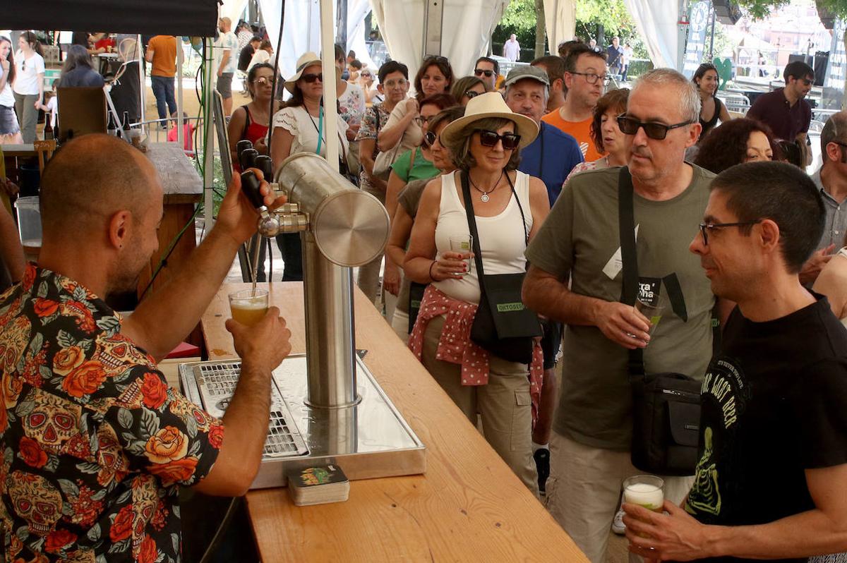 Asistentes al OktoberFes esperan su turno para pedir una cerveza en uno de los puestos del paseo del Salón.