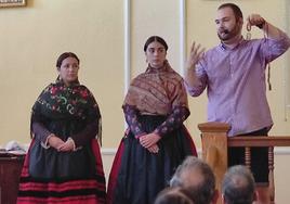 Un momento de la conferencia sobre indumentaria tradicional.