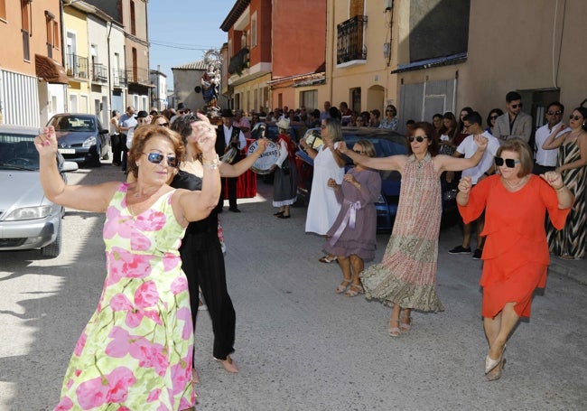 Jotas durante la celebración de la procesión de la patrona de Valbuena de Duero.