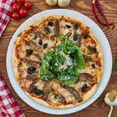 Pizza con anchoas, mozzarella y aceitunas negras