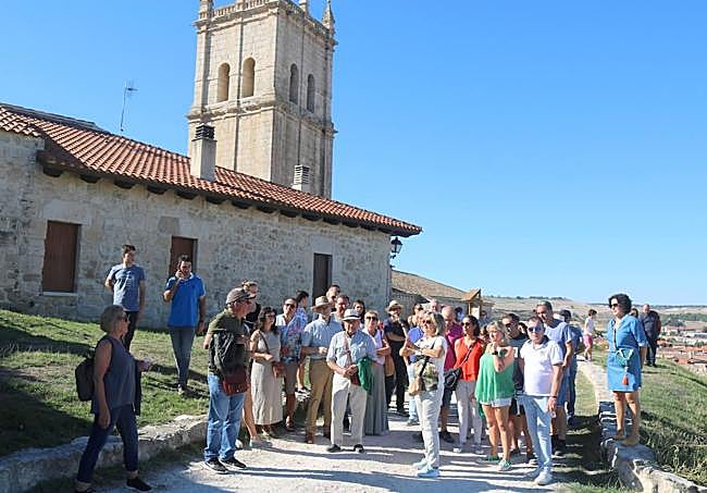 Los visitantes, a la entrada de las bodegas para disfrutar de la jornada.
