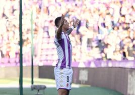 Marcos André celebra frente al fondo el primer gol del partido.