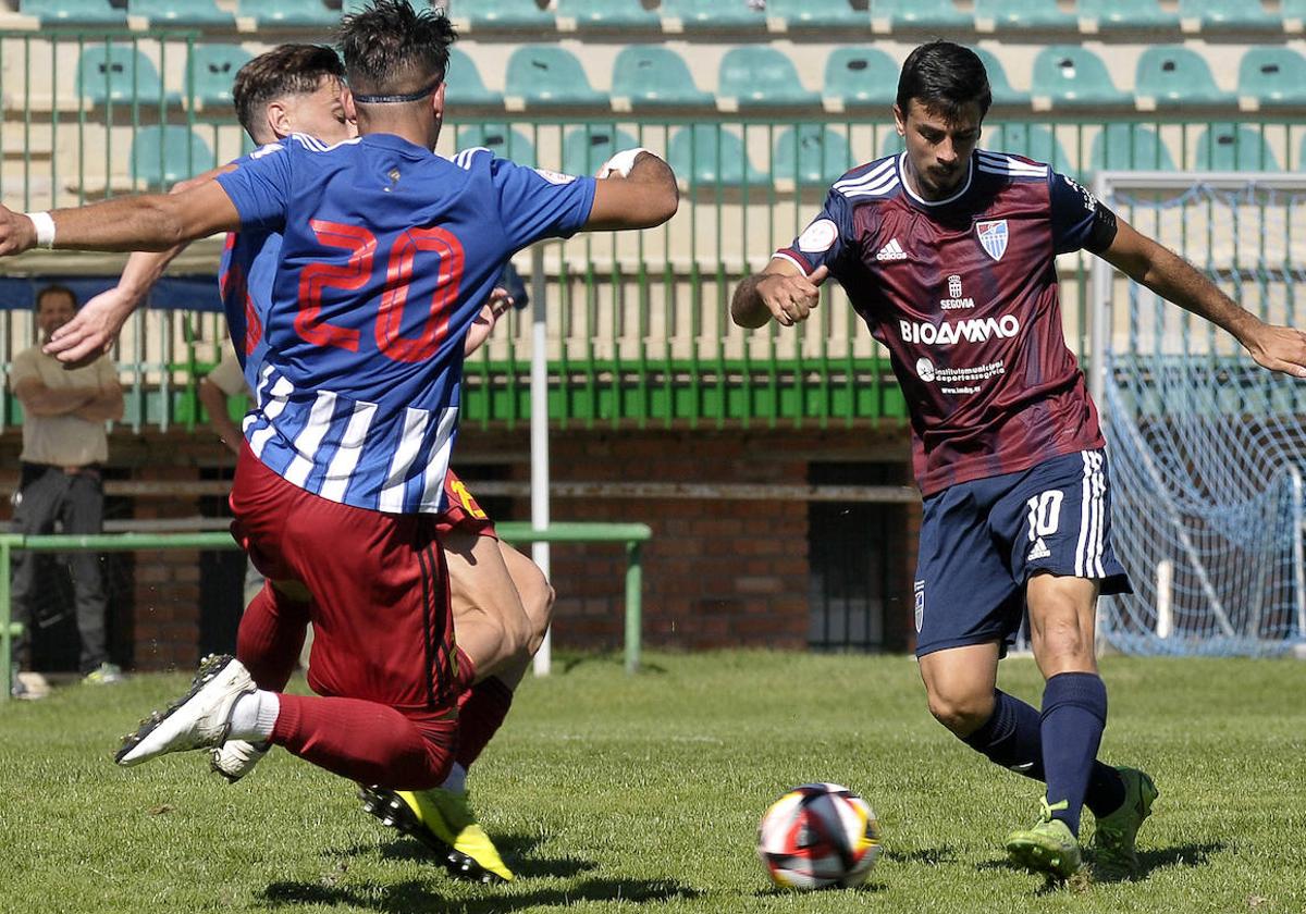 Javi Borrego intenta un disparo frente a dos defensas del Mensajero.