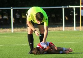 Un árbitro se dirige a un jugador lesionado en el torneo de la Simancas Cup disputado este fin de semana.