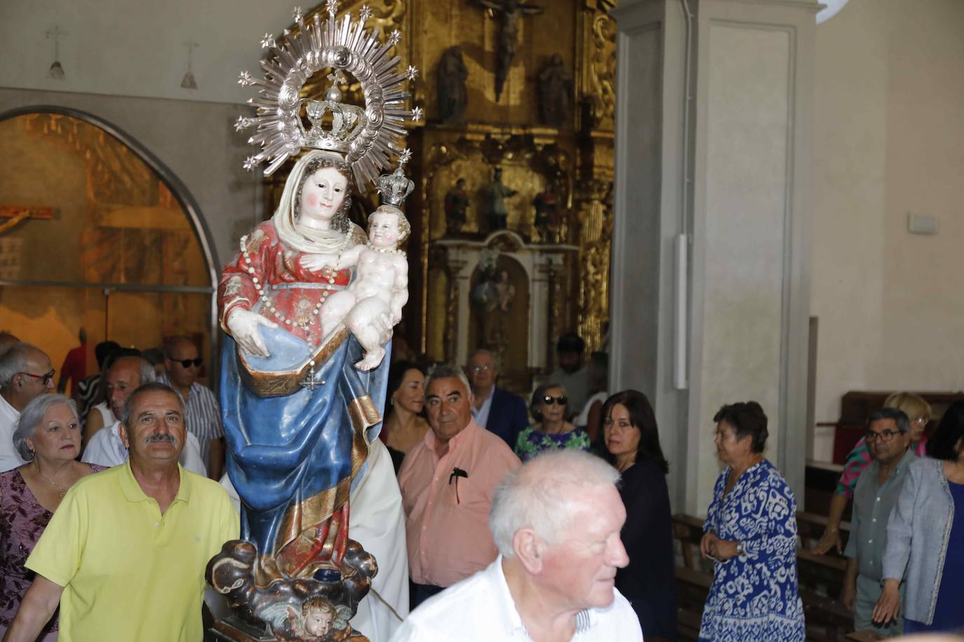 Procesión de la Virgen del Rosario en Valbuena de Duero