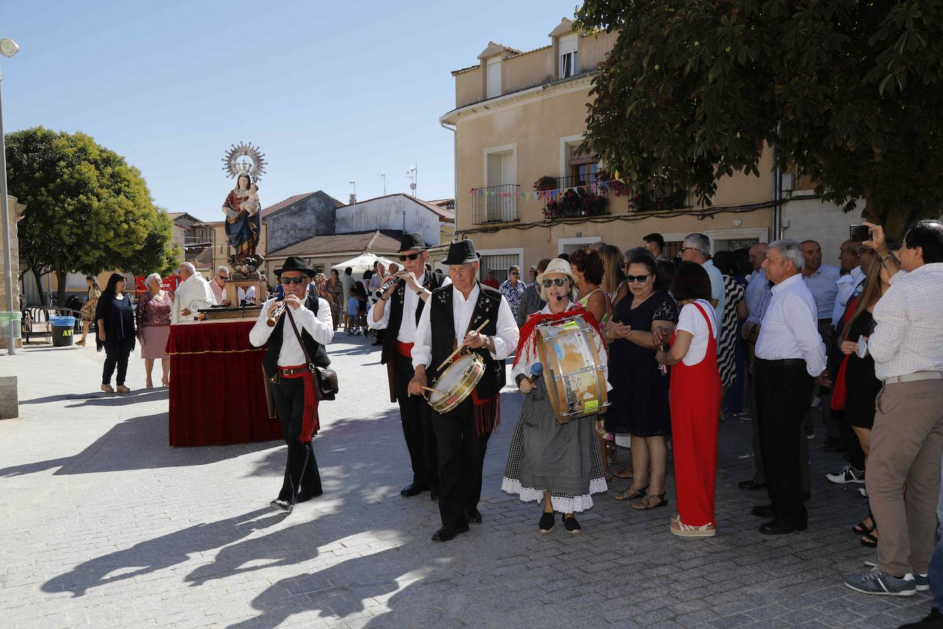 Procesión de la Virgen del Rosario en Valbuena de Duero