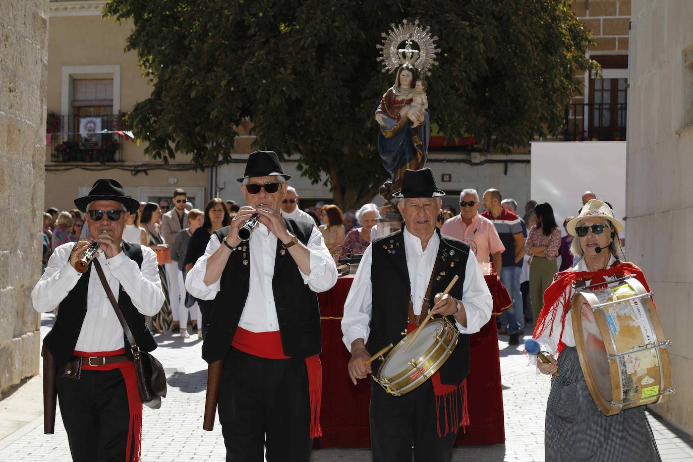 Procesión de la Virgen del Rosario en Valbuena de Duero