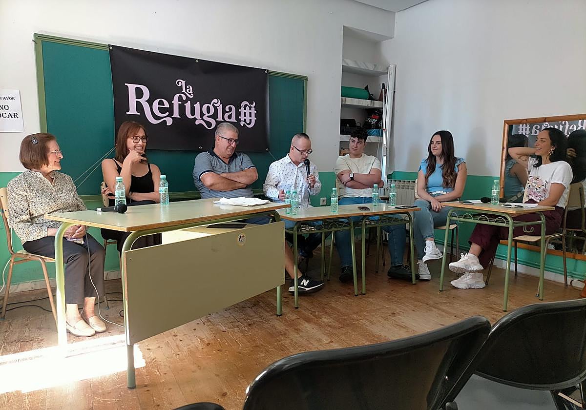 Vecinos de Wamba participando en la mesa redonda moderada por Alicia Álvarez