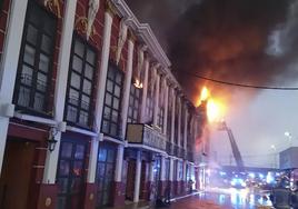 Los bomberos intentan sofocar las llamas que salían de las discotecas.