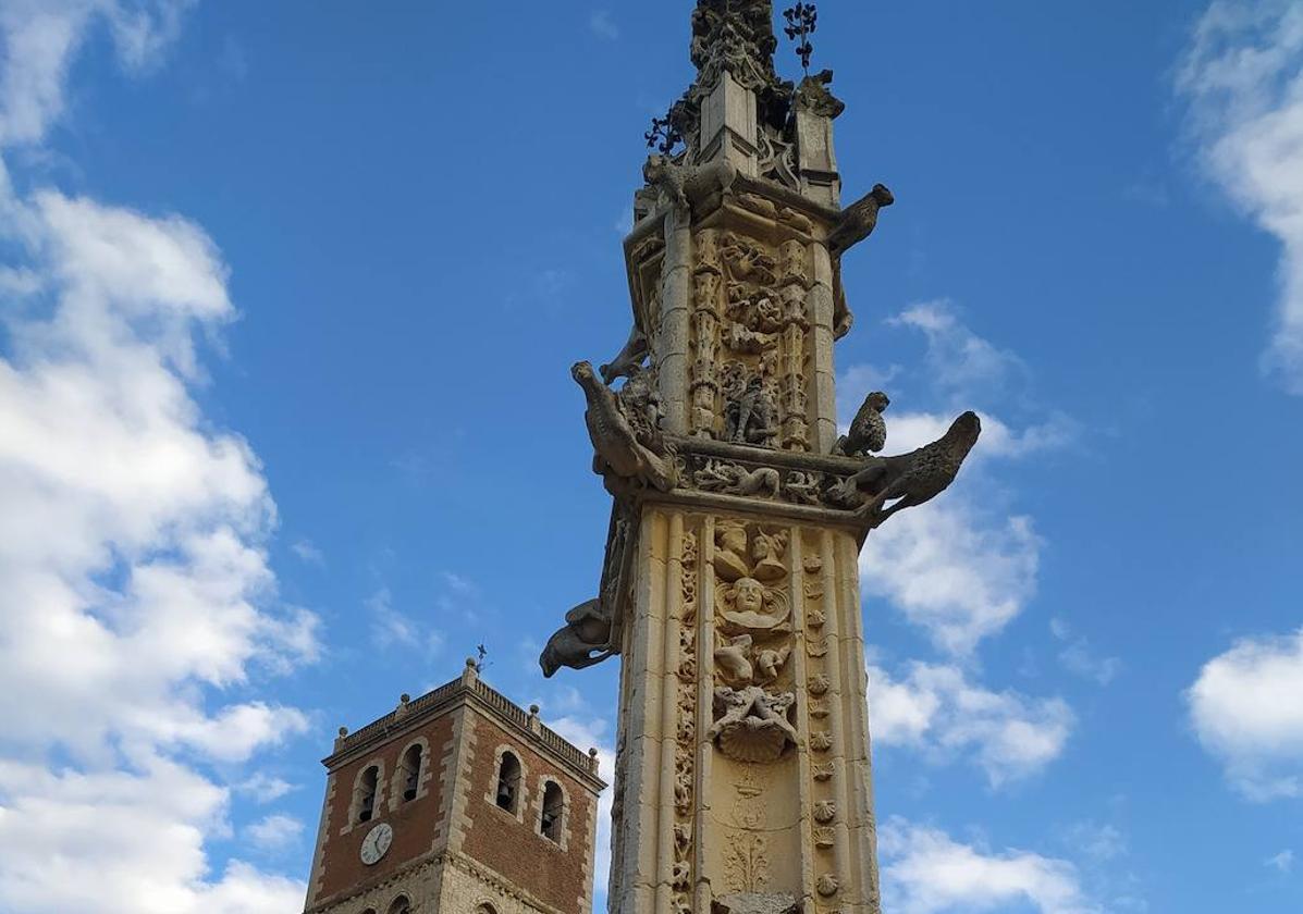 El imponente Rollo jurisdiccional preside la Plaza Mayor de Villalón de Campos.