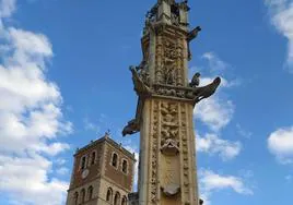 El imponente Rollo jurisdiccional preside la Plaza Mayor de Villalón de Campos.