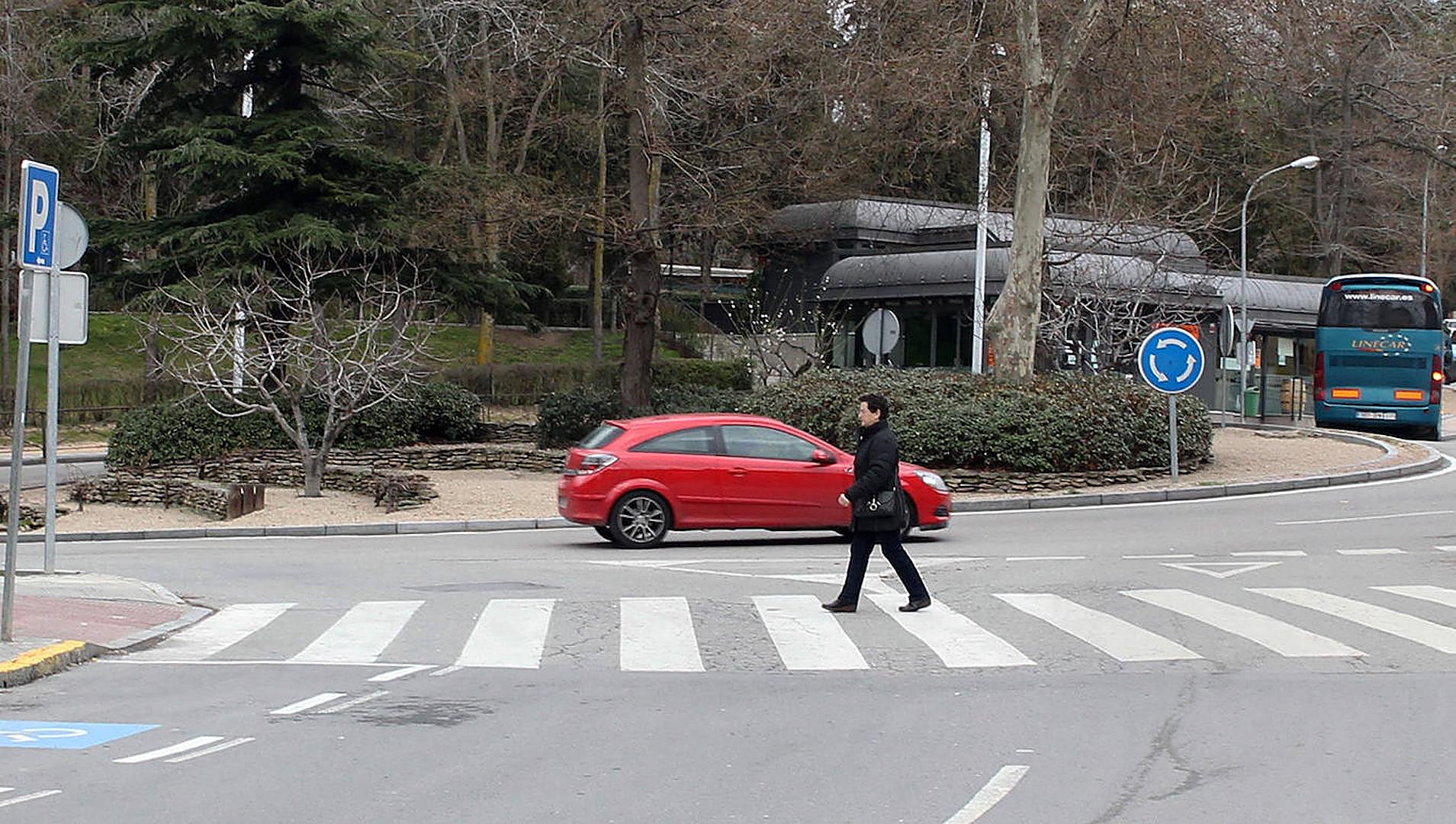 Un coche atropella y hiere a una mujer de 30 años en la glorieta de ...