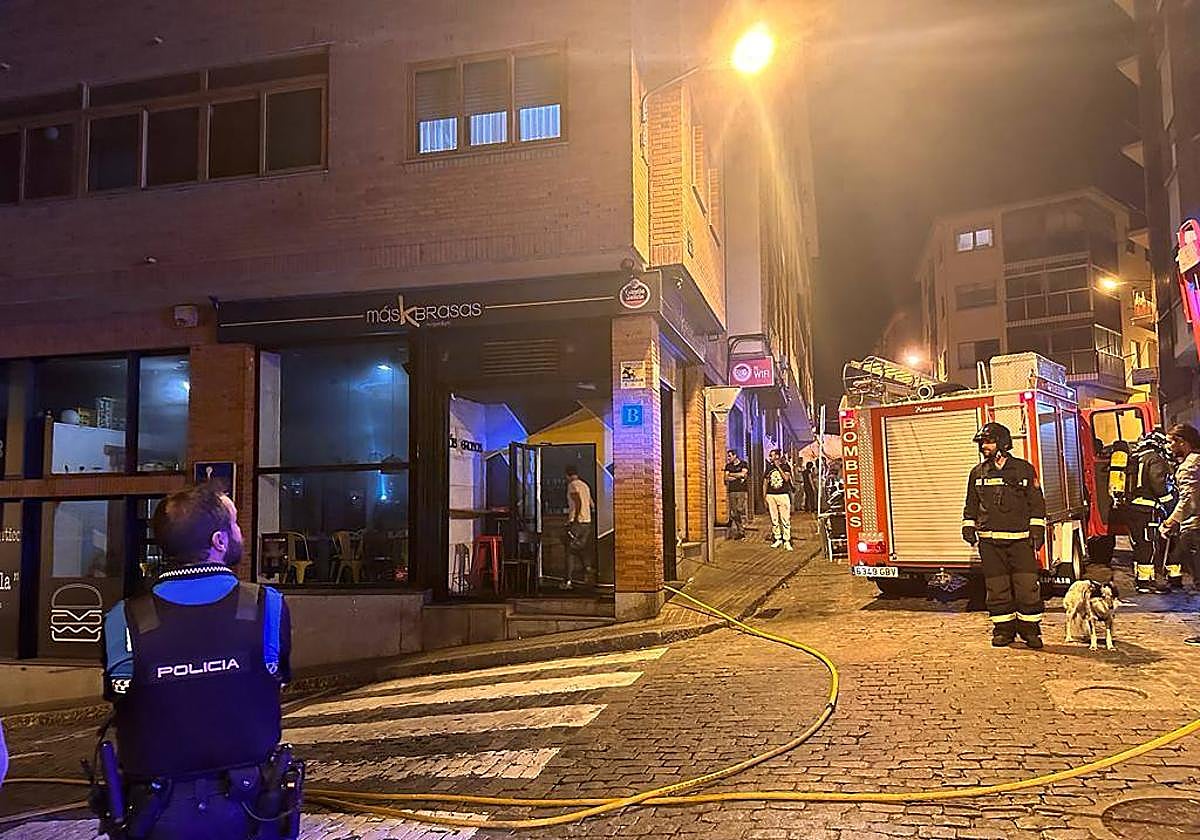 Los bomberos intervienen en la calle Ortiz de Paz.