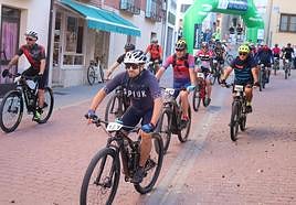 Los participantes, por las calles de Baltanás.