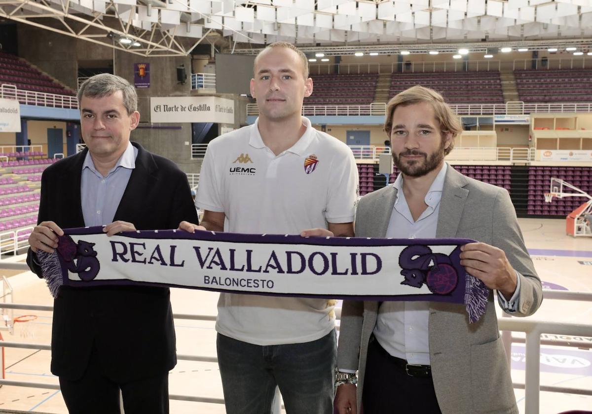 Lorenzo Alonso, Devin Schmidt e Ignacio Pereda, de Clínica Sur.