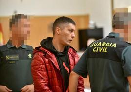 El Mancha, escoltado por la Guardia Civil, a su llegada a la sala de vistas del jurado.