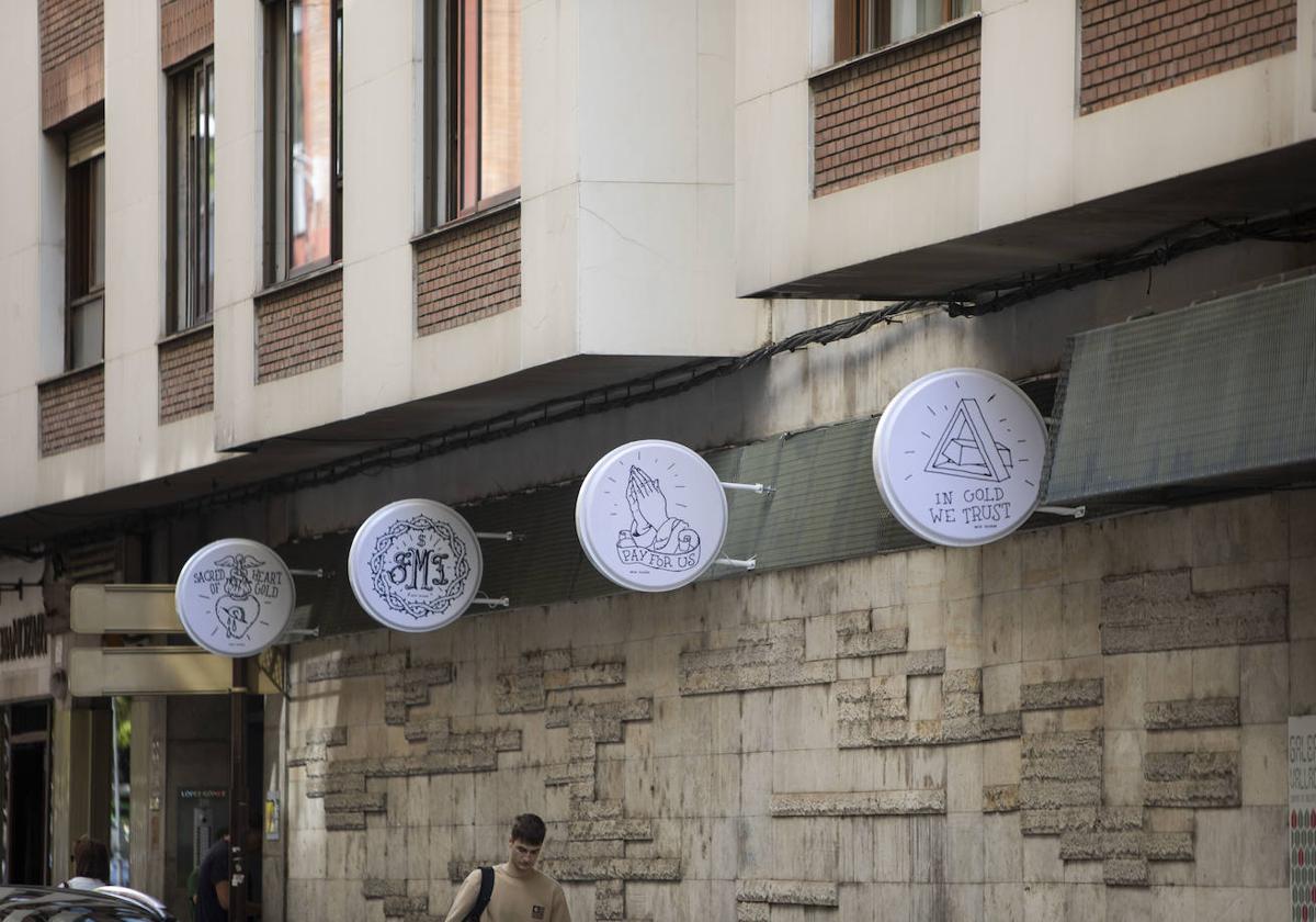 Los luminosos de Falagán, en la fachada de GaleríasVa (calle López Gómez)