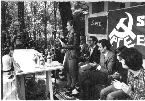 Pilar Valladares interviene en un mitin del PCE en el Pinar de Antequera en 1977 junto a Severino Morán, Julio Valdeón, César de Prada y Ángel Nieto.