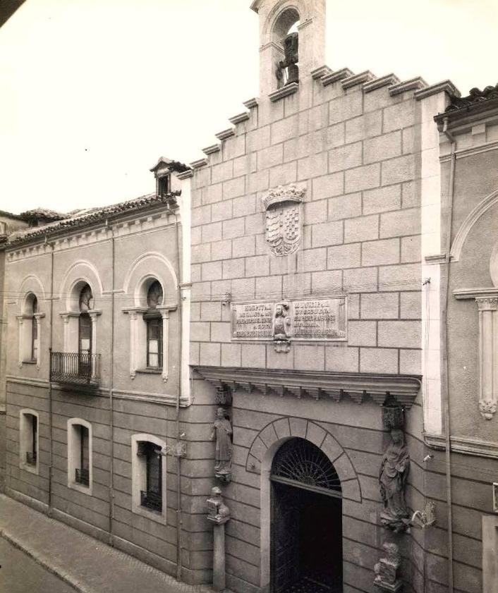 Imagen secundaria 2 - La calle del Camarín de San Martín. | El hospital de Santa María de Esgueva, a mediados del s. XX. | Enterramiento musulmanes localizados en la Casa de Beneficencia.