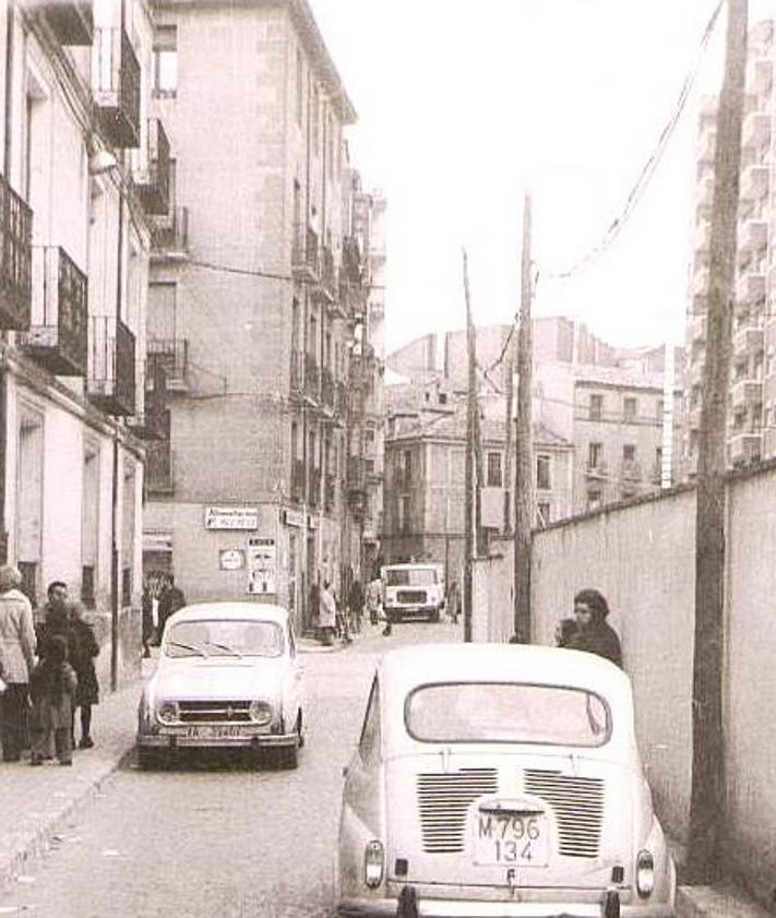 Imagen secundaria 2 - Los palacios renacentistas que fueron ocupados por la Casa de Beneficencia. | Restos de la segunda muralla de la ciudad documentados en la calle Claudio Moyano. | La calle Juan Mambrilla, antigua rúa de los Francos, en los años 70 de s. XX.