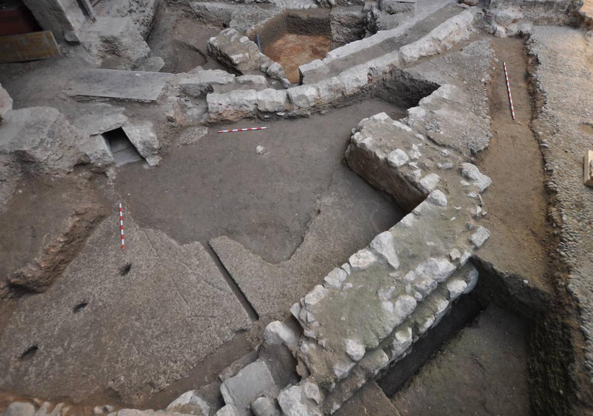 Imagen principal - Sala de oración de la mezquita, localizada en la calle Claudio Moyano | Restos de los alfares que se encontraban en la periferia de la mezquita | La calle Santa María