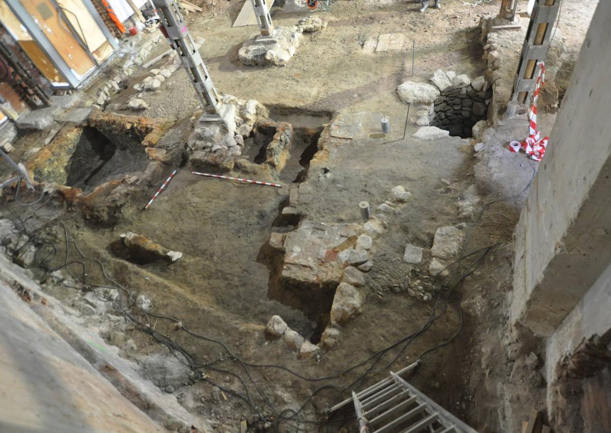 Imagen secundaria 1 - Sala de oración de la mezquita, localizada en la calle Claudio Moyano | Restos de los alfares que se encontraban en la periferia de la mezquita | La calle Santa María