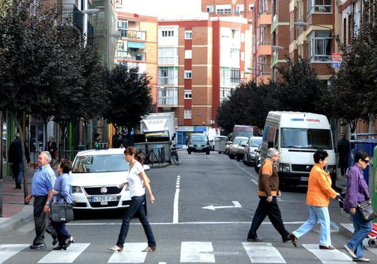 Varios peatones cruzan un paso de cebra en la calle Pérez Galdós.