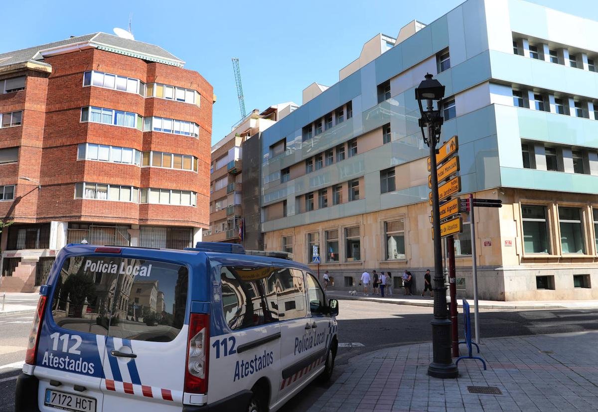 Un vehículo de la Policía Local, en la plaza Isabel La Católica, próxima al edificio de los Juzgados.