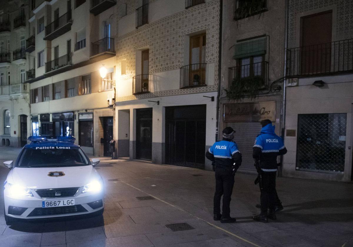 Vigilancia policial en la Calle Real, en una foto de archivo.