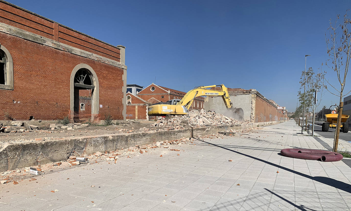 Los operarios derriban parte del muro del cuartel Conde Ansúrez.