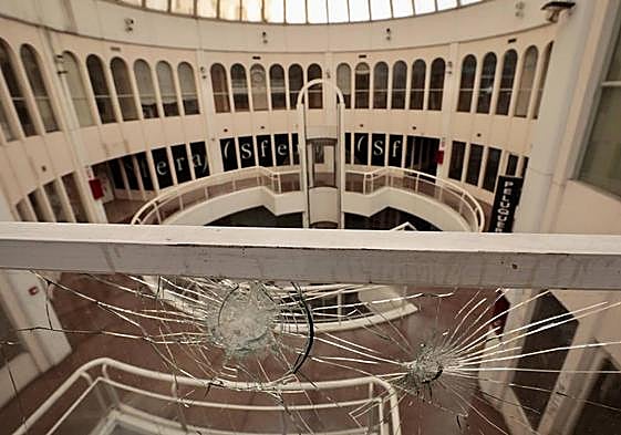 Un rosario de cristales rotos frente a la cúpula del centro comercial.