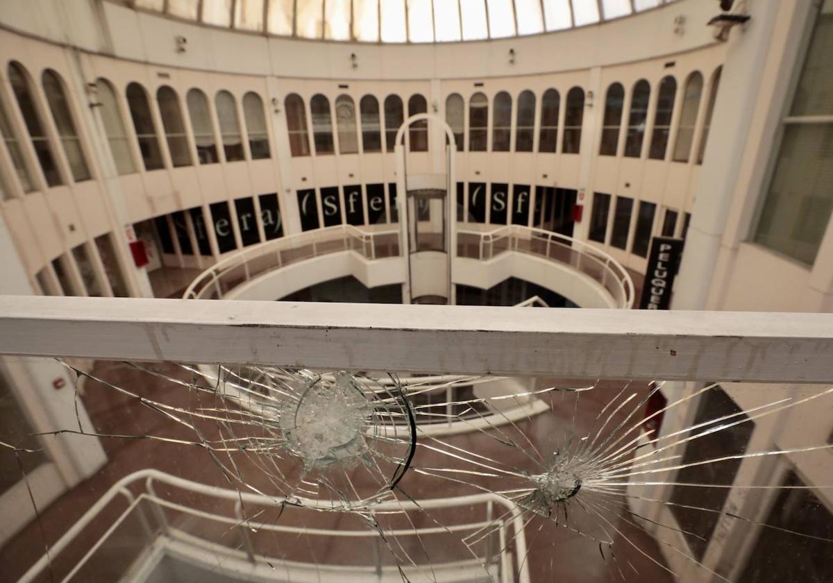 Un rosario de cristales rotos frente a la cúpula del centro comercial.