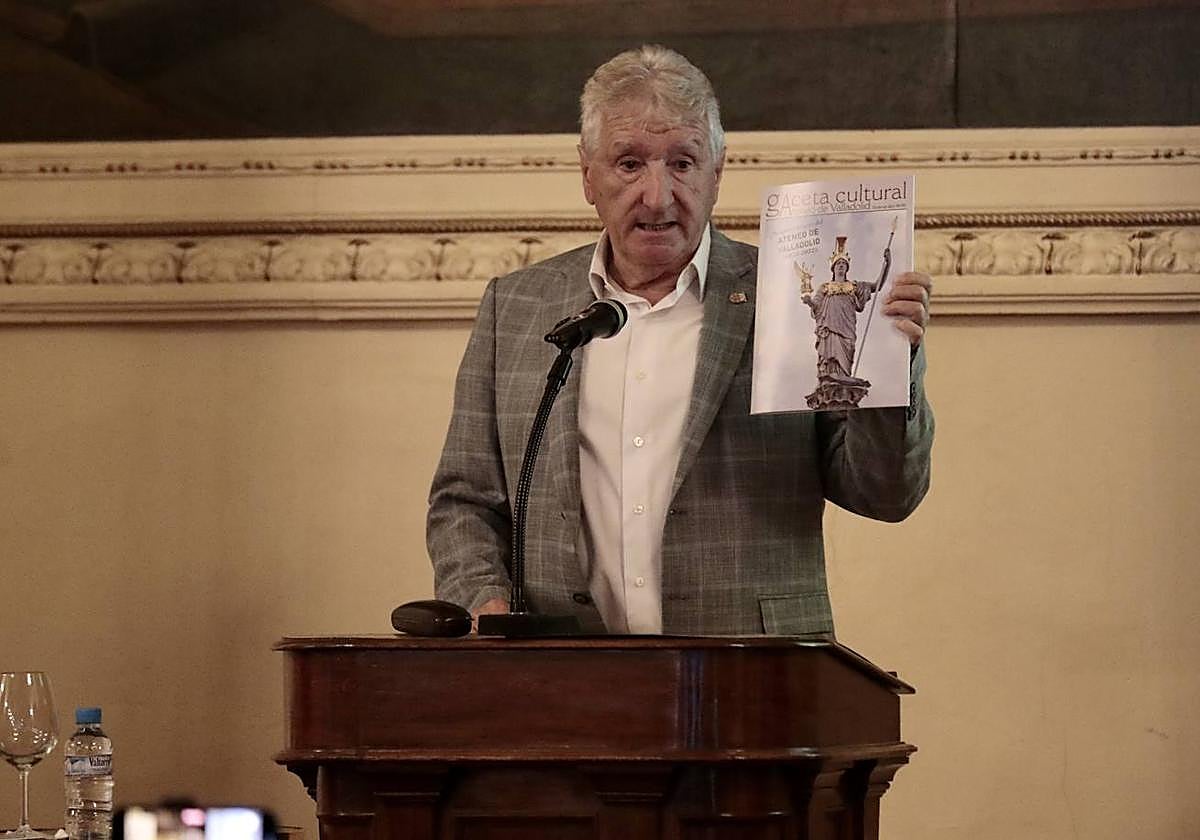El presidente del Ateneo de Valladolid, Celso Almuiña, durante su intervención.