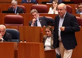 Francisco Igea se dirige a la tribuna de oradores del hemiciclo de las Cortes de Castilla y León.