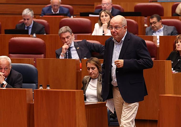 Francisco Igea se dirige a la tribuna de oradores del hemiciclo de las Cortes de Castilla y León.
