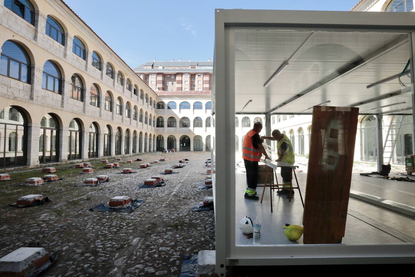 Las imágenes de la instalación de las casetas de obra en el patio de San Benito