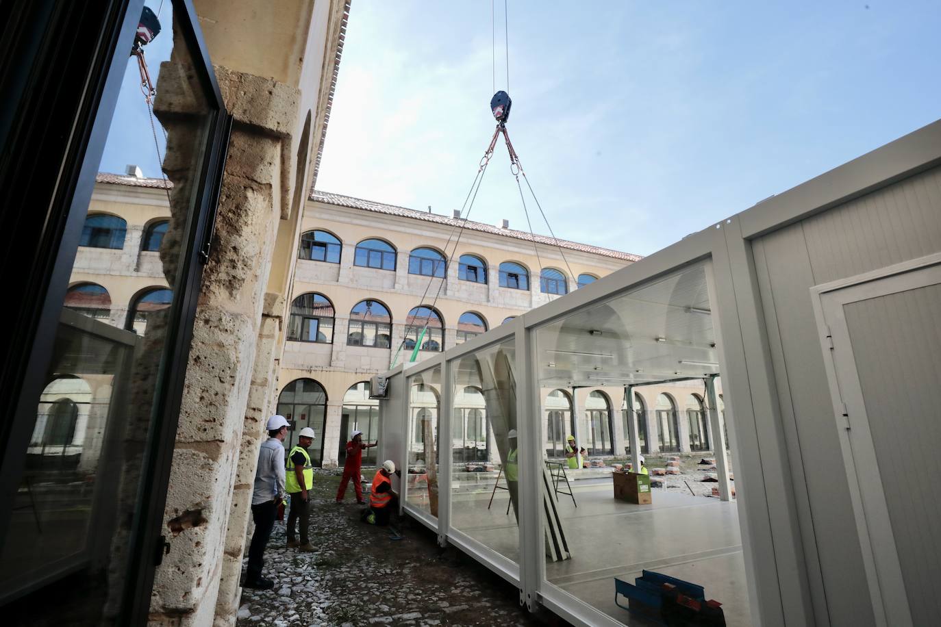 Las imágenes de la instalación de las casetas de obra en el patio de San Benito