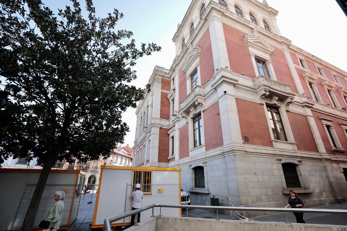 Las imágenes de la instalación de las casetas de obra en el patio de San Benito