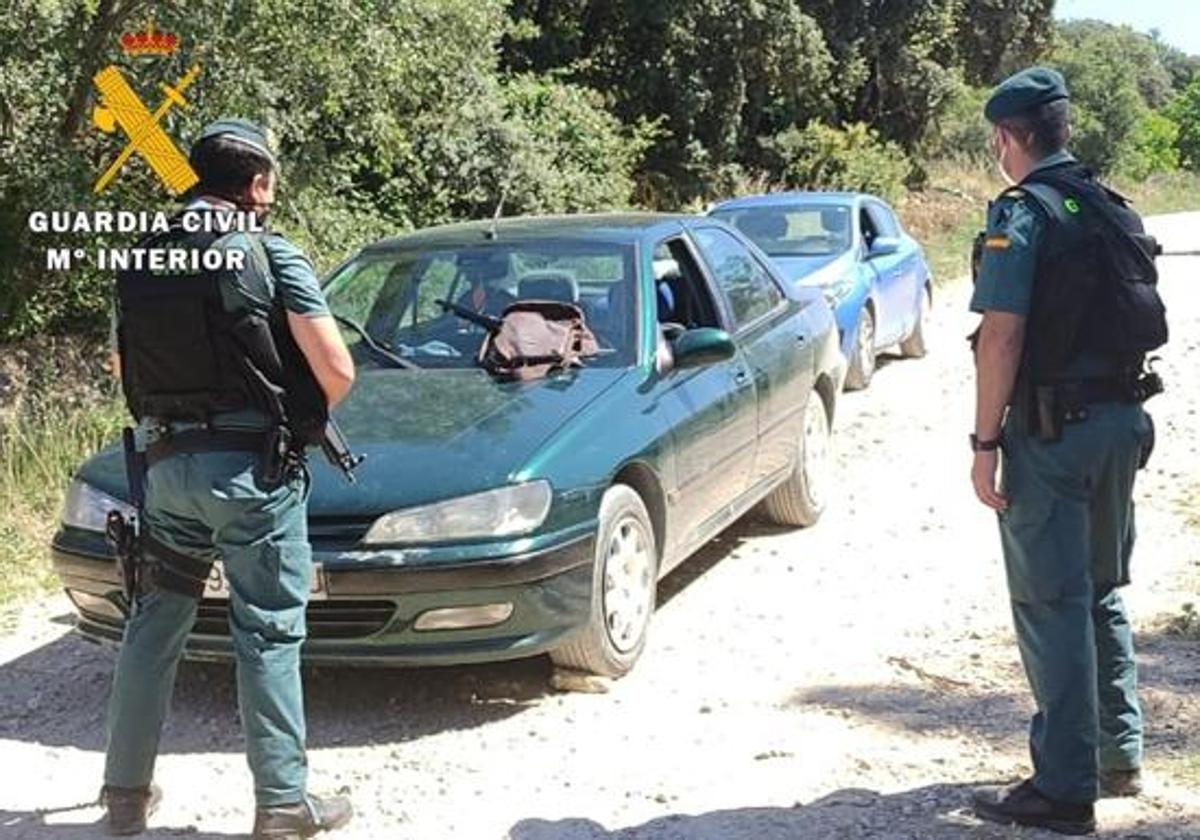 Efectivos de la Guardia Civil custodian el vehículo en el que huyó Kiril Blagoev.