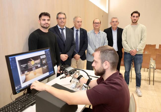 Gonzalo Alonso, del ITAP; Ángel González, director del Benito Menni, Antonio Largo, rector de la UVA; Luis González, director de I+D TICCYL DIGITAL S.L.; Juan Carlos Fraile, profesor de la UVA y responsable del ITAP y Pablo Álvarez, terapeuta del Benito Menni,