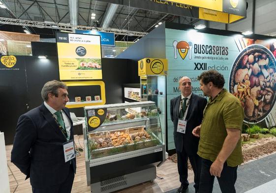 Rafael Saez y Juan Pedor Medina durante su visita a Fruit Attraction.