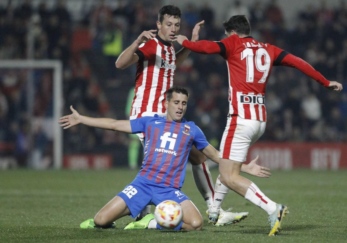 Juanto Ortuño disputa un balón con Zárraga y Vesga en el partido entre Eldense y Athletic de Copa del Rey.