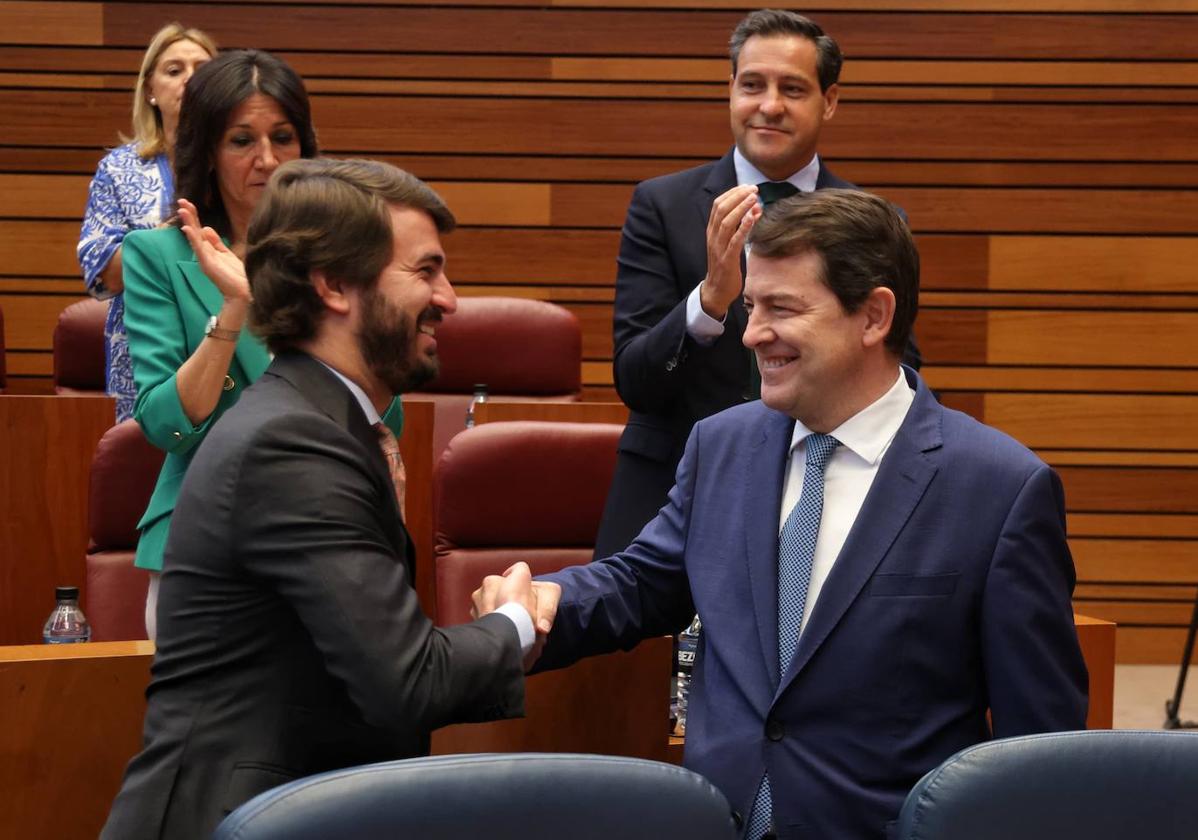 Juan García Gallardo y Alfonso Fernández Mañueco se saludan este martes en el Debate del Estado de la Comunidad.