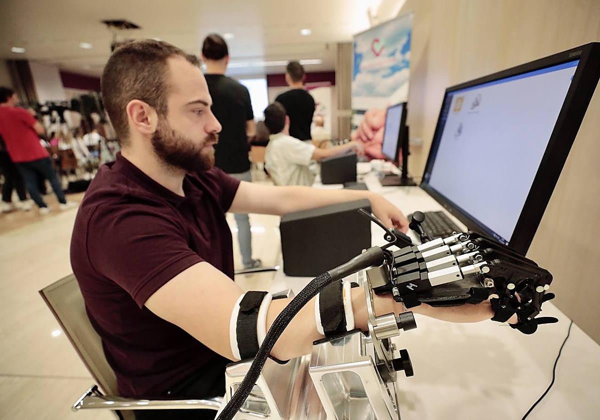 Un robot diseñado por la UVA logra rehabilitar la movilidad de la mano