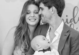 Zayra Gutiérrez con su novio Miki Mejias y su hijo Hugo.